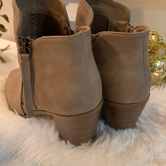 Elegant Beige Ankle Booties with Block Heel - Picture 5 of 8